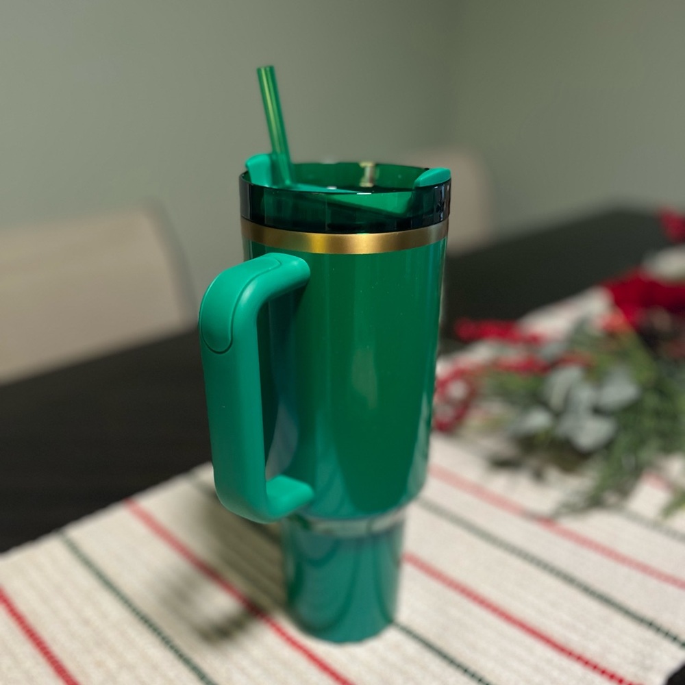 Stanley The St. Patrick's Day Flowstate Quencher 40oz Tumbler - Picture 4 of 9
